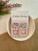 Load image into Gallery viewer, Blush Weave Open Square - Pattern on bottom
